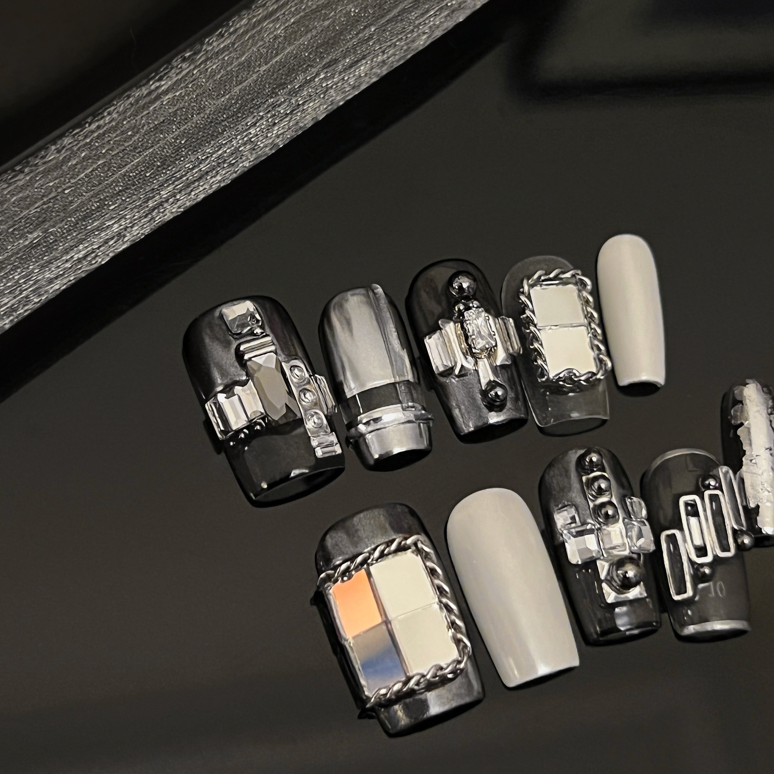 Siva Nail, Midnight Mechanica, Futuristische handgemachte Nagelpresse