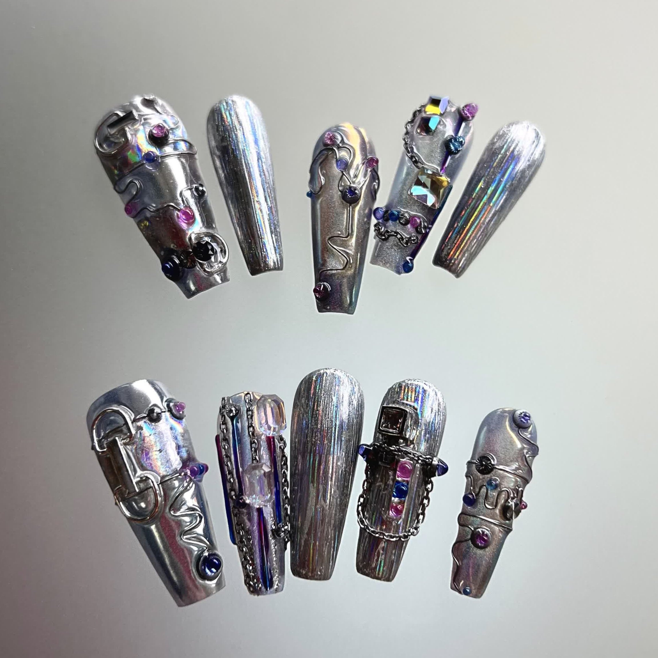 Siva Nail, Holo Chrome Pulse, handgefertigter Press-on-Nägel im Avantgarde-Stil